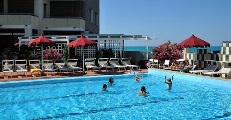 hotel pesaro con piscina