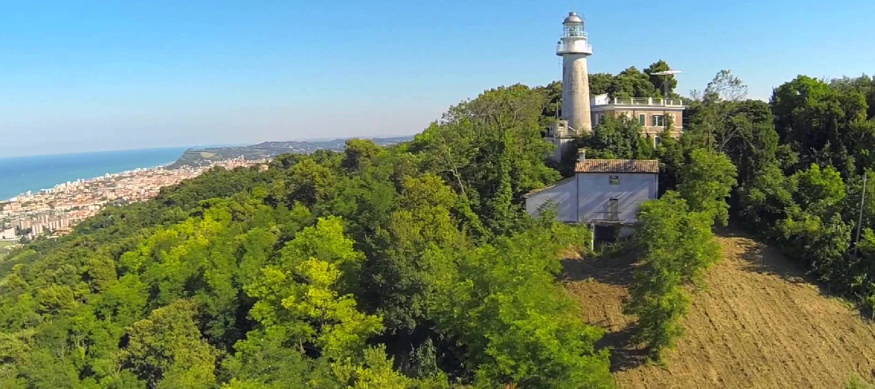 Monte San Bartolo comune di Pesaro, parco naturale Monte San Bartolo a Pesaro, il Monte San Bartolo a Pesaro bagnato dal Mare Adriatico