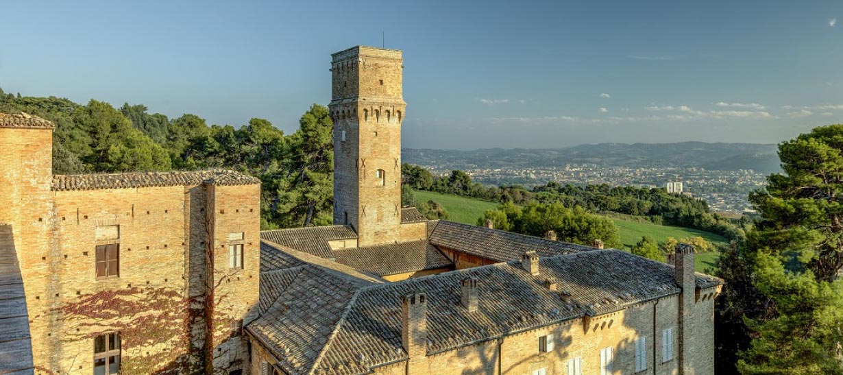 Villa Imperiale sorge a pochi chilometri da Pesaro, villa Imperiale è immersa nel Parco Naturale del Colle San Bartolo, antica residenza degli Sforza, villa Imperiale venne ampliata e affrescata per volere dei duchi Della Rovere dall'architetto urbinate Girolamo Genga, villa Imperiale passò alla famiglia Albani, unita a quella dei Castelbarco, villa Imperiale è visitabile unicamente nel periodo estivo da giugno a  settembre, Guide Turistiche della provincia di Pesaro e Urbino. 